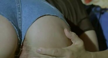 sex gái show hàng Cumshot trên 4 mặt-làm việc trên gà với miệng và tay. sex nước ngoài